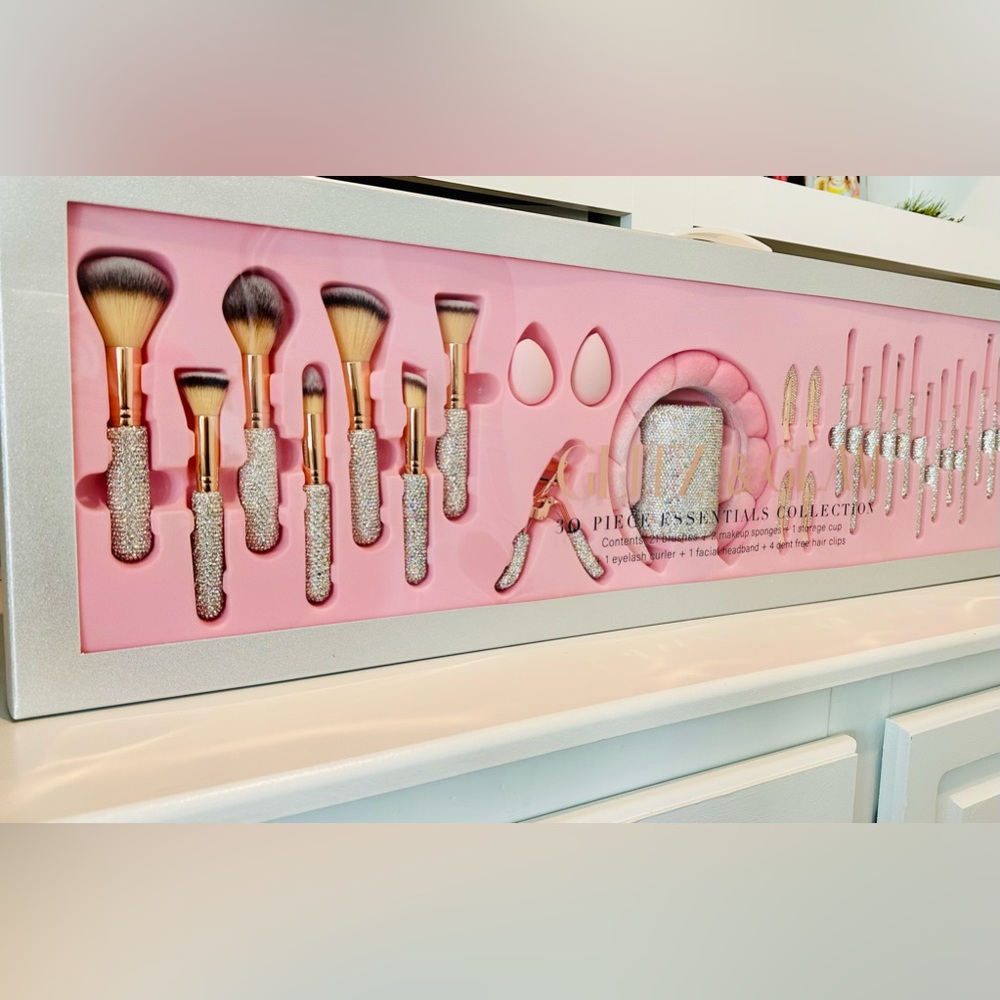 Glitz And Glam Viral Silver Rhinestones 30 Piece Make up Brush Set Collection